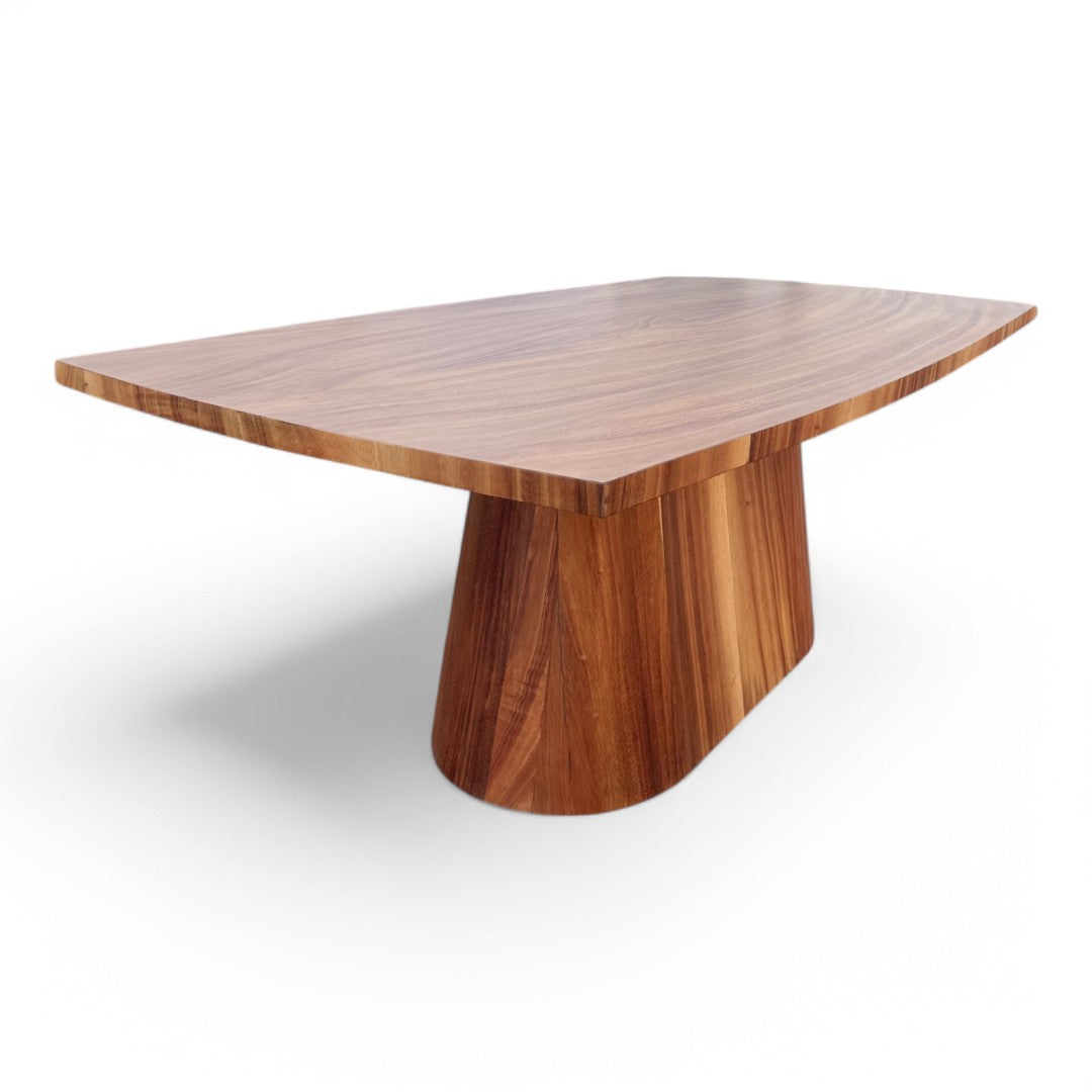 Mesa de comedor Minoti para 8 personas.