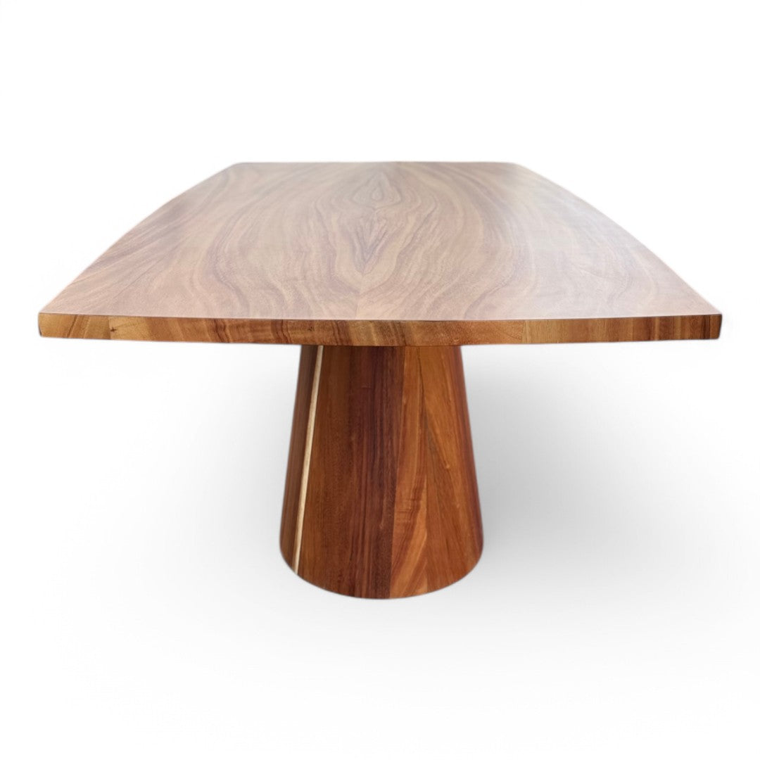 Mesa de comedor Minoti para 8 personas.