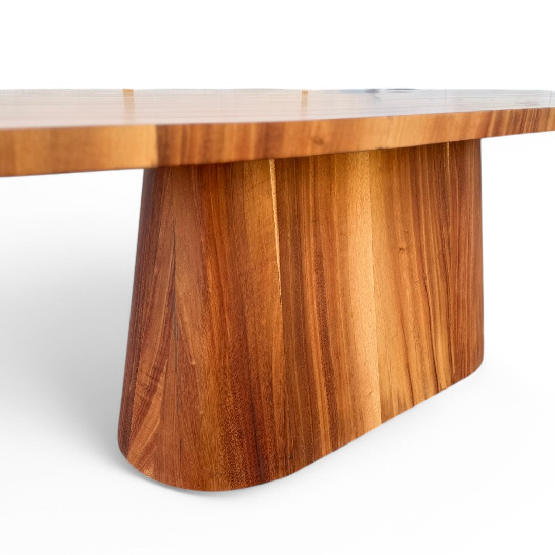 Mesa de comedor Minoti para 8 personas.